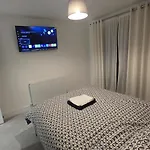 Modern 2br Centre Cinema Lounge Roof Terrace Free Parking