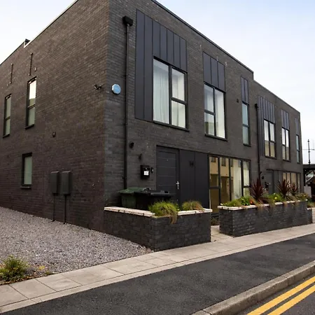 Luxury 2 Bed House Centre With Parking Appartement *