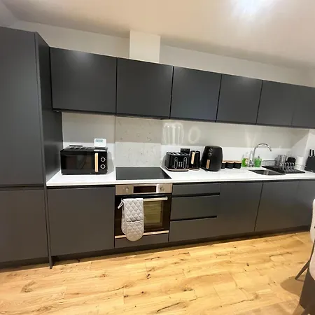 Luxury 2 Bed House Centre With Parking *