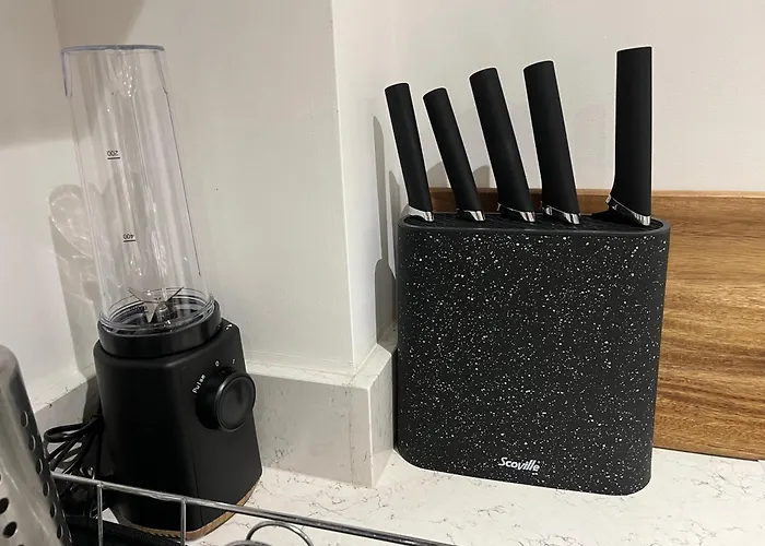 Luxury 2 Bed House Centre With Parking דירה *