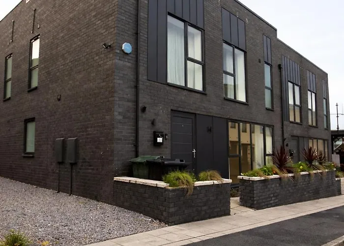 Luxury 2 Bed House Centre With Parking Appartement *