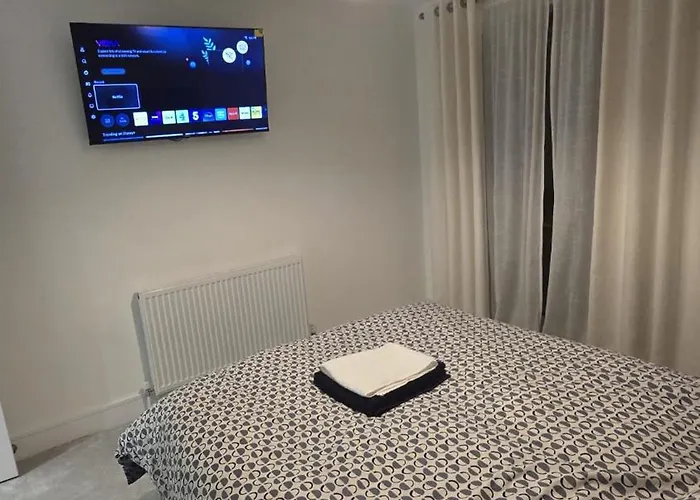 Luxury 2 Bed House Centre With Parking