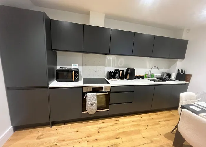 Luxury 2 Bed House Centre With Parking *